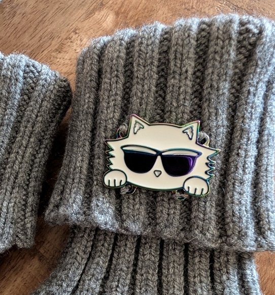 NWOT Karl Lagerfeld Paris Logo Studded Beanie & Matching Gloves - Picture 6 of 8